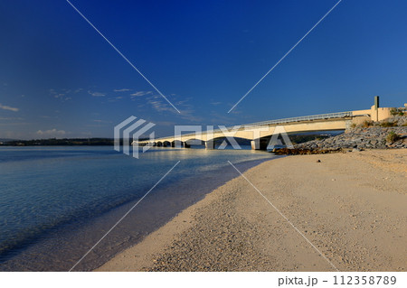 沖縄県国頭郡今帰仁村　古宇利島のビーチから朝の古宇利大橋と古宇利ブルーの海 112358789