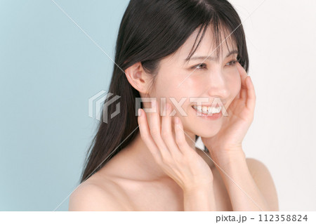 スキンケアをする女性 112358824