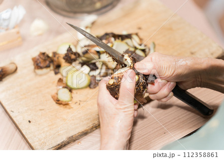 里芋の皮むき 112358861