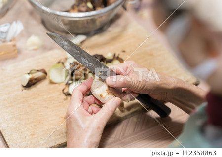 里芋の皮むき 112358863