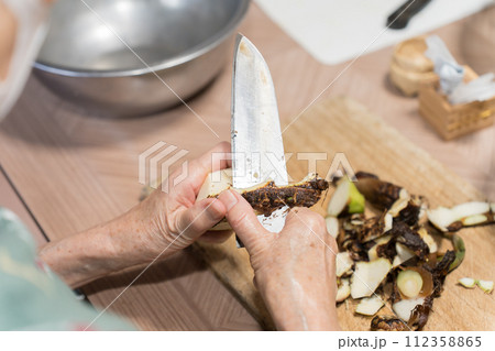 里芋の皮むき 里芋の皮むき 112358865