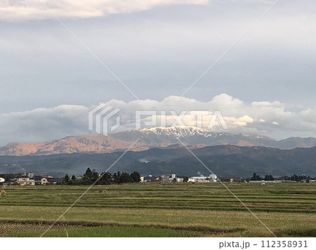 残雪残る5月の月山 112358931