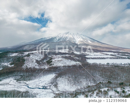 「岩手県」厳冬の岩手山　雪景色 112359068