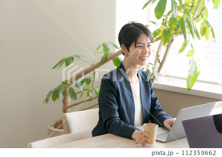 オフィスで働くビジネスパーソン オフィスで働くビジネスパーソン 112359662