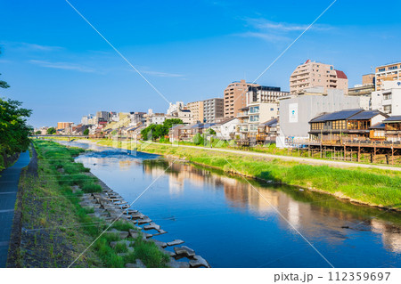 春の京都　朝の鴨川と木屋町界隈 112359697