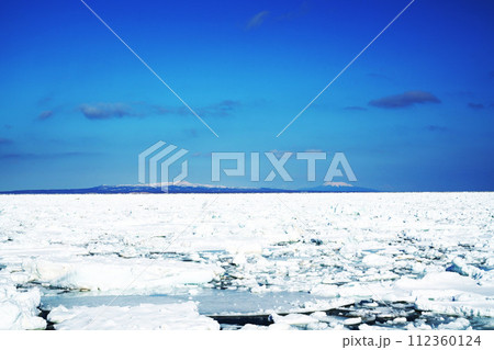流氷に覆われた根室海峡と国後島 北海道 流氷に覆われた根室海峡と国後島 北海道 112360124