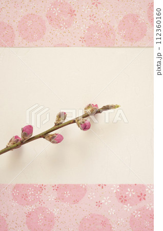春の背景素材。和紙と桃の花の背景 112360160