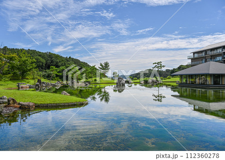 綺麗な空と美しい日本庭園 112360278