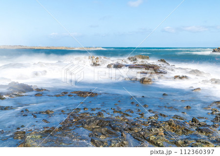 海岸の岩場に打ち寄せる波の長秒露光 112360397