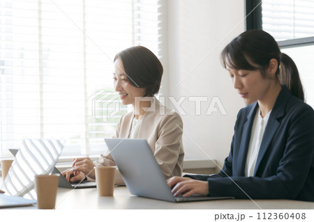 ミーティングするビジネスパーソン ミーティングするビジネスパーソン 112360408