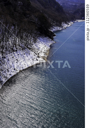 雪とあがつま湖(縦) 雪とあがつま湖(縦) 112360589