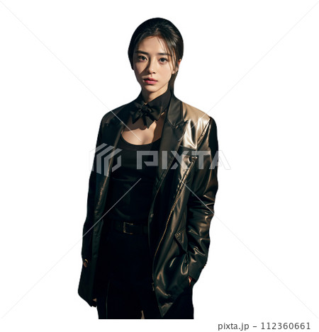 革のコートを羽織ったクールな女性 革のコートを羽織ったクールな女性 112360661