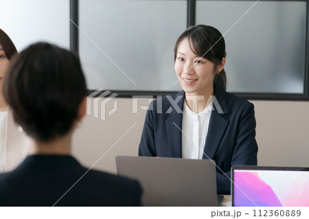 オフィスで働く女性 オフィスで働く女性 112360889