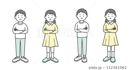 腕を組んで考え込む少年少女 112361062
