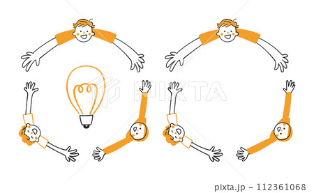 アイディアの電球を中心に輪を描く子供たち　　イラスト素材 112361068