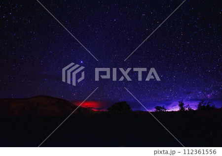 ハワイ島マウナケア裾野からの満天の星空とキラウエア火山の真っ赤な光 ハワイ島マウナケア裾野からの満天の星空とキラウエア火山の真っ赤な光 112361556
