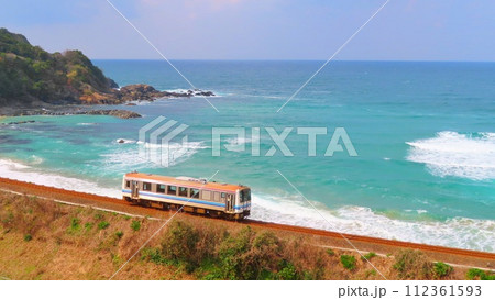 【島根県】海岸線を走る単行列車 【島根県】海岸線を走る単行列車 112361593