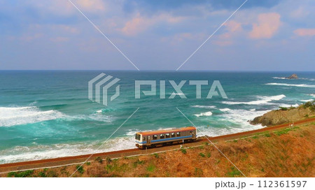 【島根県】海岸線を走る単行列車 112361597