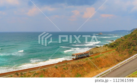 【島根県】海岸線を走る単行列車 【島根県】海岸線を走る単行列車 112361599
