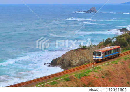 【島根県】海岸線を走る単行列車 112361603