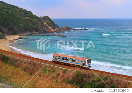 【島根県】海岸線を走る単行列車 【島根県】海岸線を走る単行列車 112361609