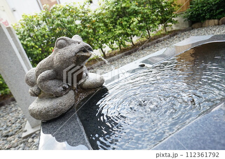 水を出す蛙の石像 112361792