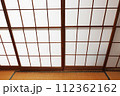 古い障子と畳 112362162