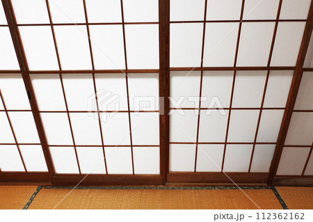 古い障子と畳 古い障子と畳 112362162