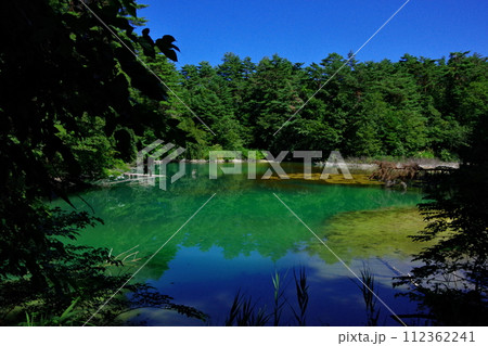 山中の景色、とある沼の風景写真 112362241