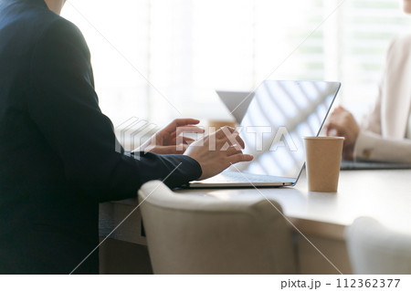 打ち合わせをするビジネスパーソンの手元 112362377