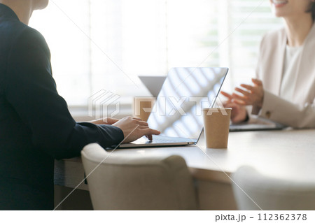 打ち合わせをするビジネスパーソンの手元 打ち合わせをするビジネスパーソンの手元 112362378