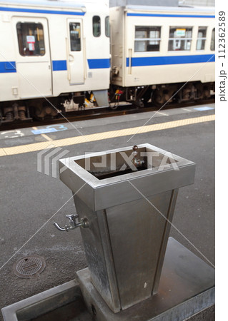 ローカル線・駅プラットホームの水飲み場とレトロ車両 112362589