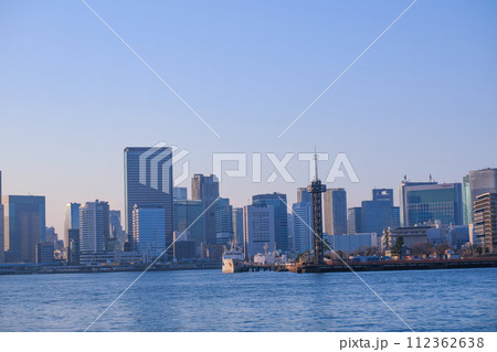 （東京都）豊洲ぐるり公園遊歩道から見る、晴海・港区側のビル群 112362638