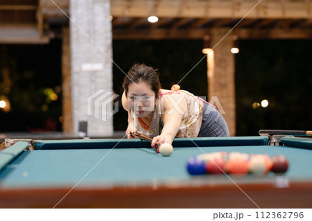 ビリヤードをする女性 112362796