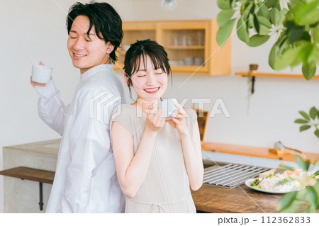 家でコーヒーを飲みながらくつろぐ男女・カップル・夫婦・恋人 家でコーヒーを飲みながらくつろぐ男女・カップル・夫婦・恋人 112362833