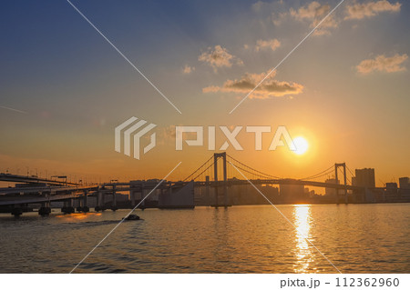 （東京都）豊洲ぐるり公園から見るレインボーブリッジ・ビル群　日没 112362960