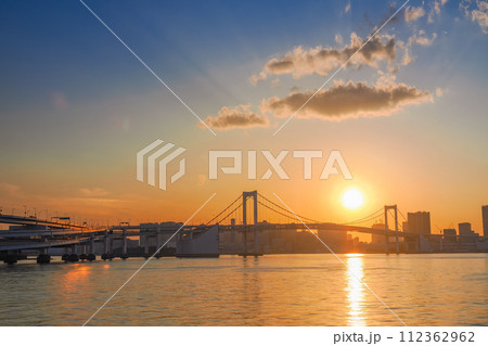 （東京都）豊洲ぐるり公園から見るレインボーブリッジ・ビル群　日没 112362962