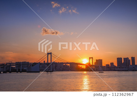 （東京都）豊洲ぐるり公園から見るレインボーブリッジ・ビル群　日没 112362967