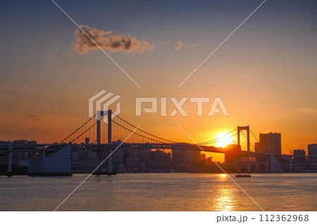 （東京都）豊洲ぐるり公園から見るレインボーブリッジ・ビル群　日没 112362968