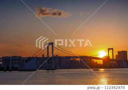 （東京都）豊洲ぐるり公園から見るレインボーブリッジ・ビル群　日没 112362970