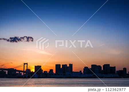 （東京都）豊洲ぐるり公園から見るレインボーブリッジ・ビル群　日没 112362977