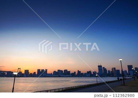 （東京都）豊洲ぐるり公園から見るレインボーブリッジ・ビル群　日没 112362980