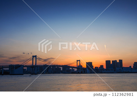 （東京都）豊洲ぐるり公園から見るレインボーブリッジ・ビル群　日没 112362981