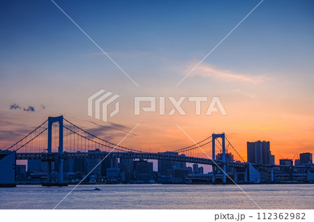 （東京都）豊洲ぐるり公園から見るレインボーブリッジ・ビル群　日没 112362982