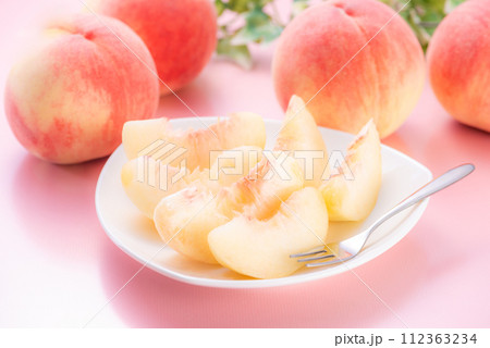 カットした桃 カットした桃 112363234
