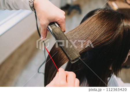 ツヤツヤのストーレトヘアの女性 112363420