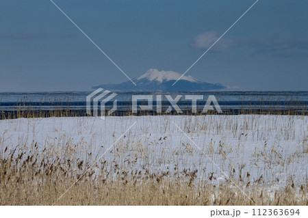 野付半島から国後島 112363694