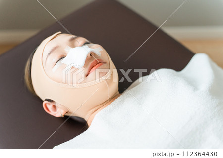 整形手術の術後・美容外科で整形手術を受けてダウンタイムを過ごす女性(経過観察) 整形手術の術後・美容外科で整形手術を受けてダウンタイムを過ごす女性(経過観察) 112364430