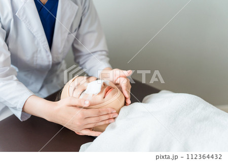 整形手術の術後・美容外科で整形手術を受けてダウンタイムを過ごす女性(経過観察) 整形手術の術後・美容外科で整形手術を受けてダウンタイムを過ごす女性(経過観察) 112364432