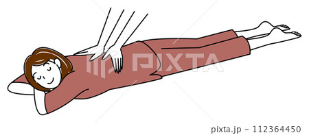 うつ伏せに寝てマッサージを受けているマッサージ着姿の可愛い女性 シンプル イラスト ベクター 112364450